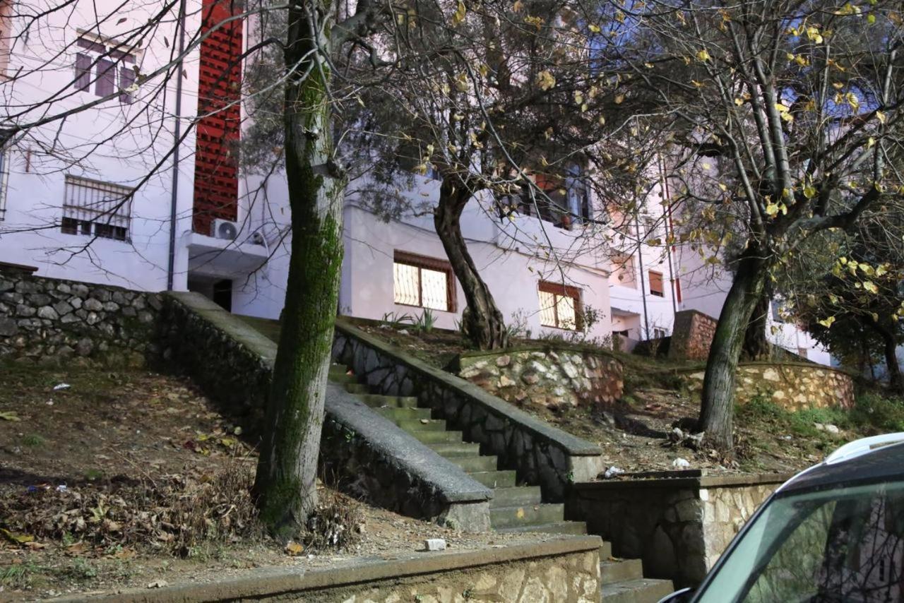 Modern Marvel Apartment Круя Экстерьер фото
