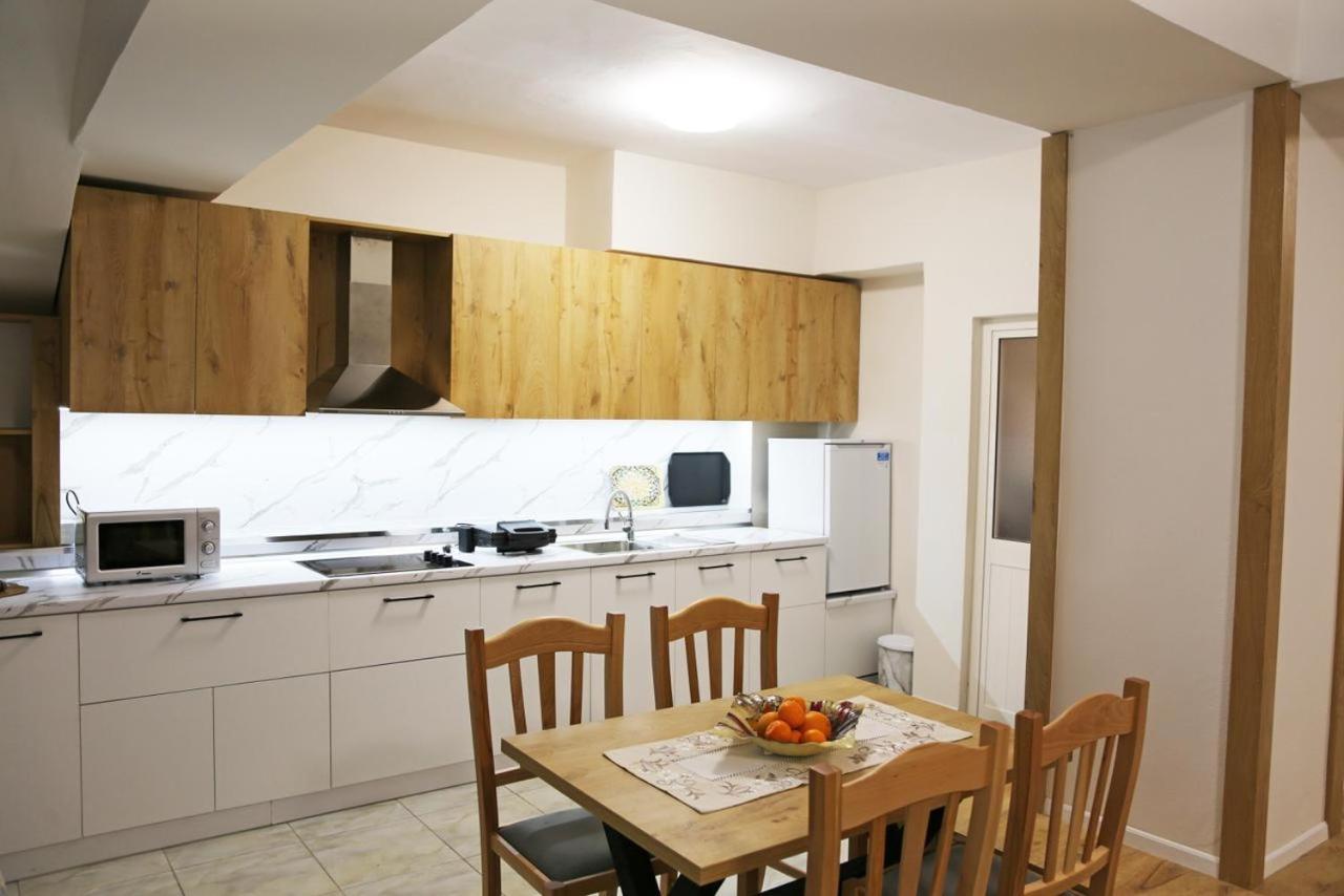 Modern Marvel Apartment Круя Экстерьер фото